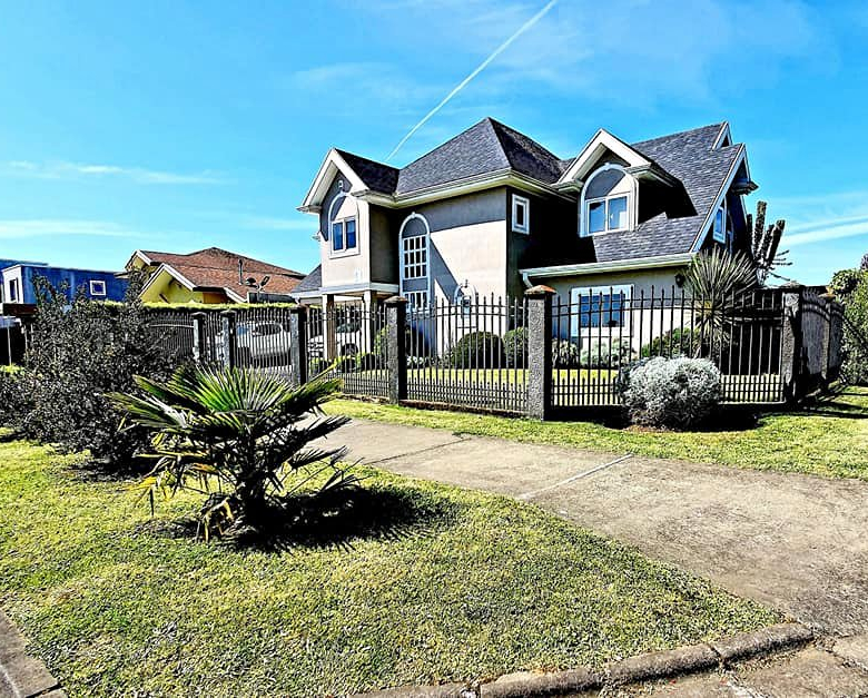 Espectacular Casa de 3 pisos – 4 habitaciones – con Piscina – en Temuco