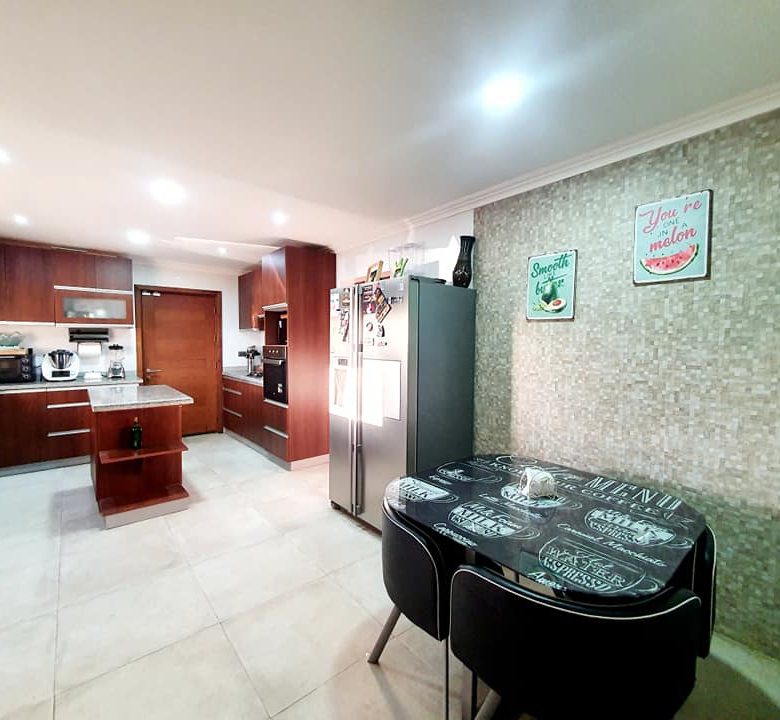 Espectacular Casa de 3 pisos – 4 habitaciones – con Piscina – en Temuco
