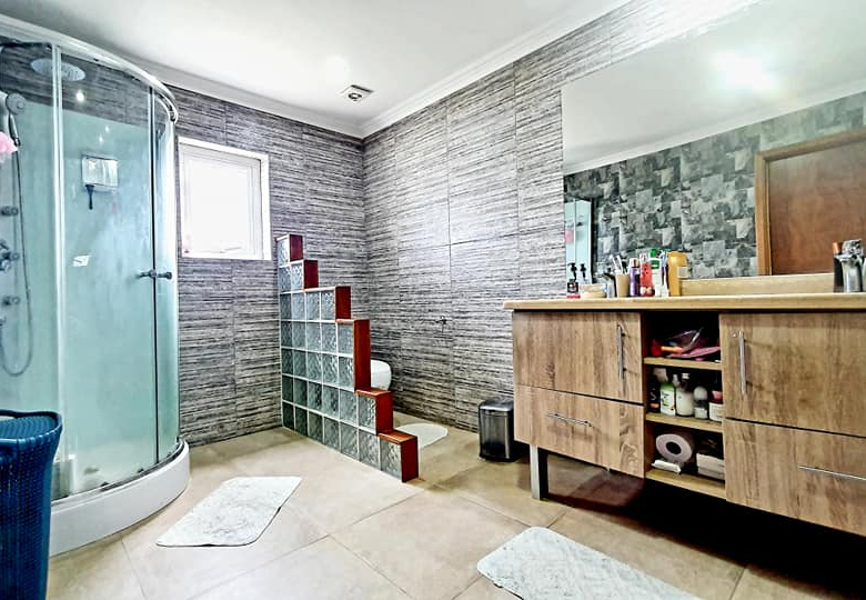 Espectacular Casa de 3 pisos – 4 habitaciones – con Piscina – en Temuco